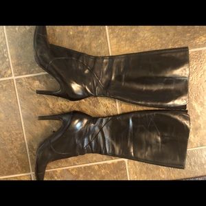 Tall Black leather Boots/ height is below the knee/ Zip/nonsmoking home.